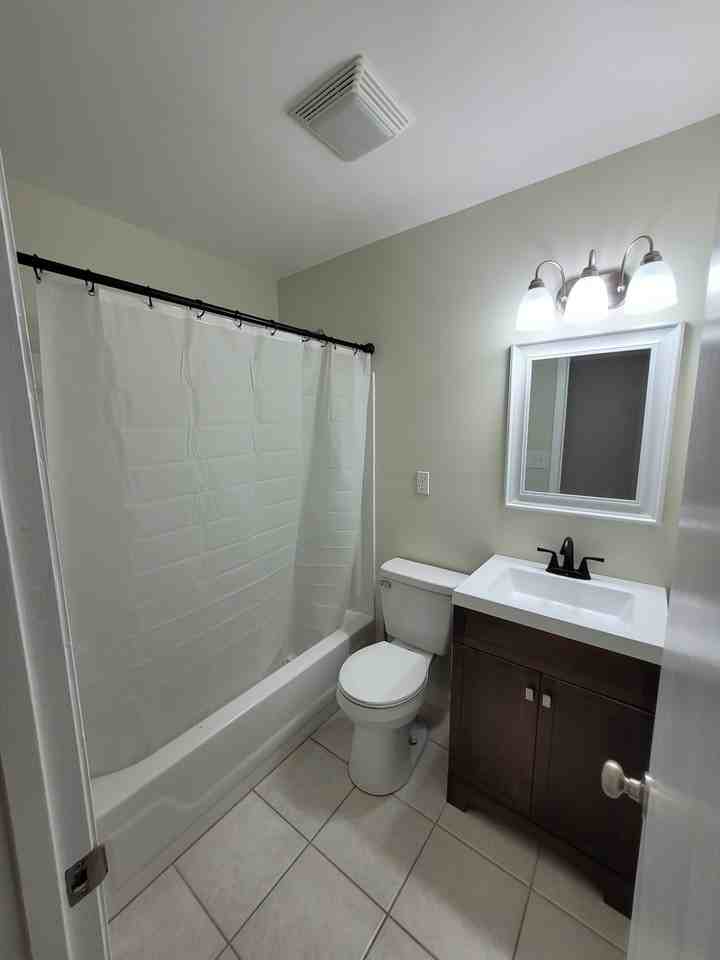 1151 Nw Ashley St - Photo 5 of 9