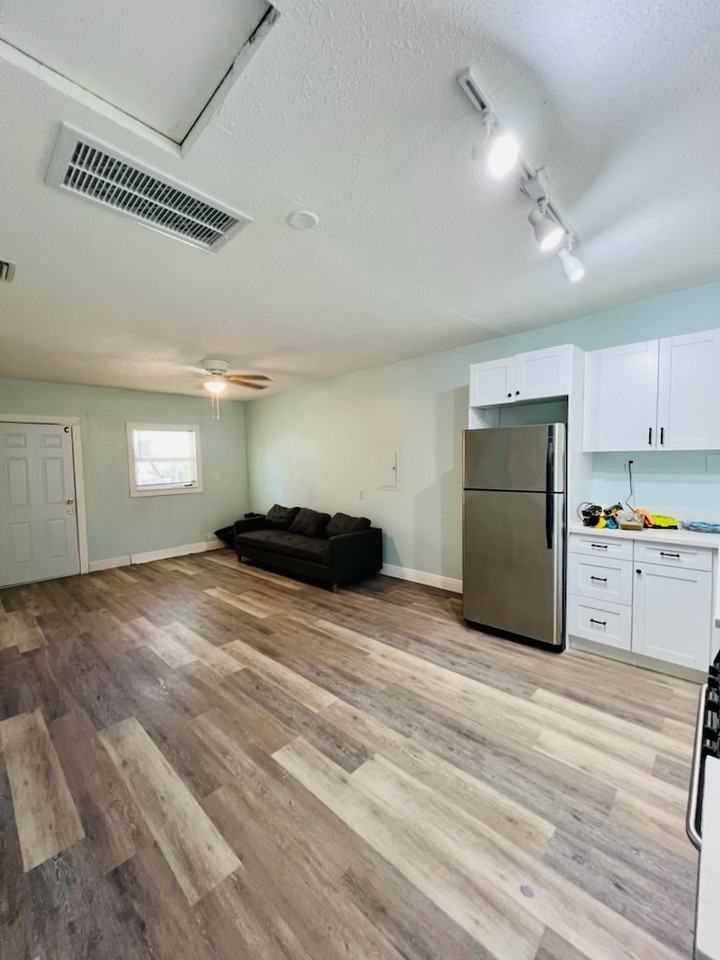 1630 Harbor Dr - Photo 2 of 7