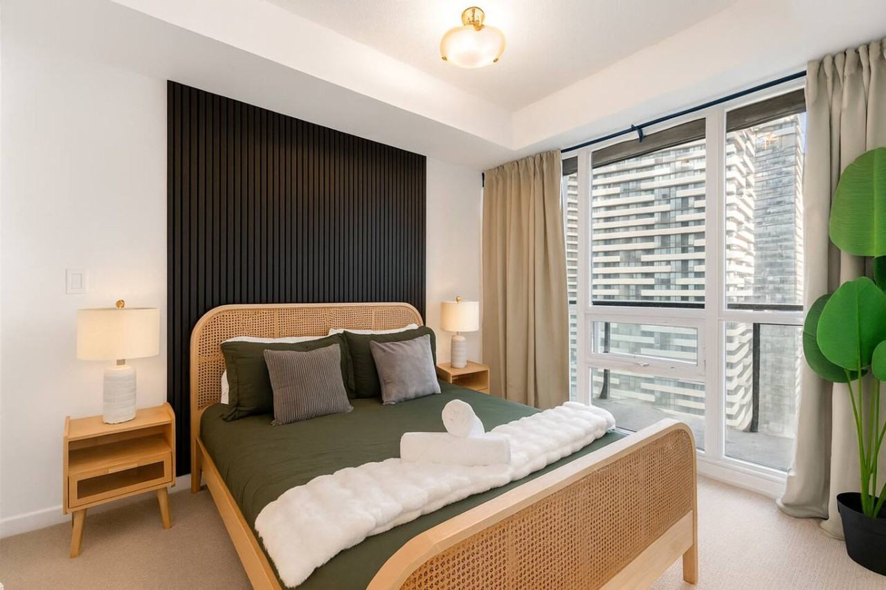 35 Bremner Blvd #1403806P - Photo 2 of 31