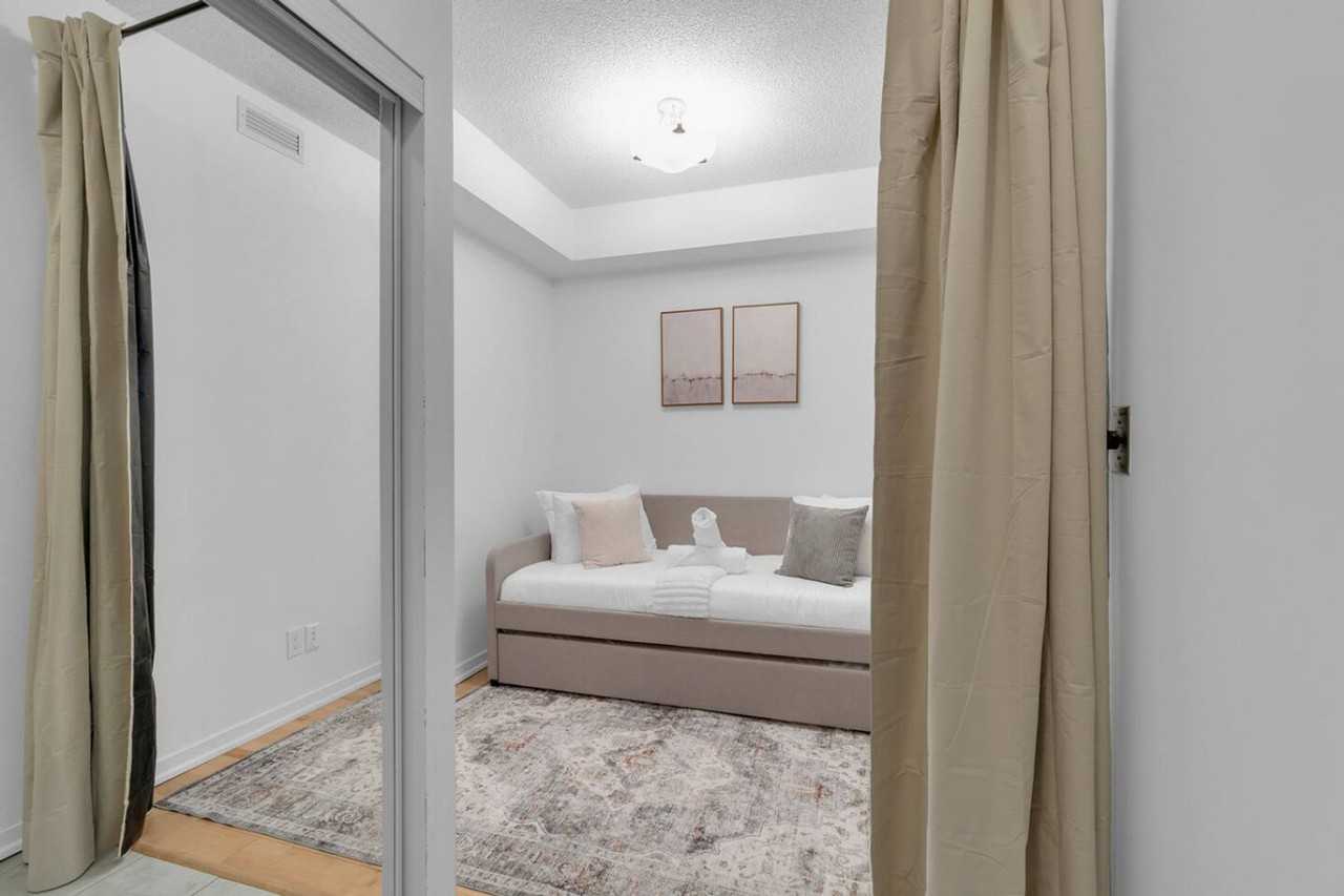 35 Bremner Blvd #1403806P - Photo 6 of 31