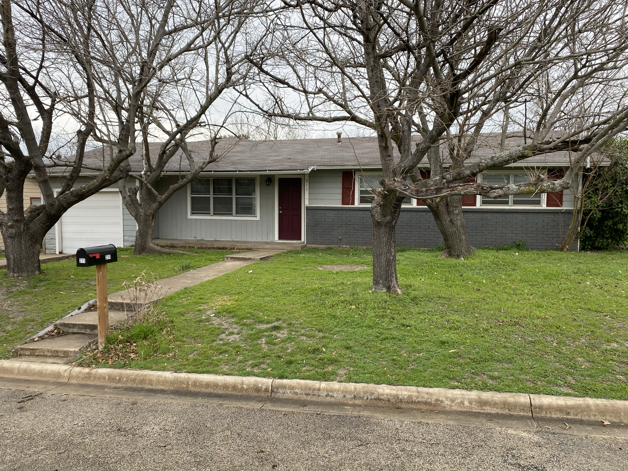 211 N Avenue T - Photo 2 of 12