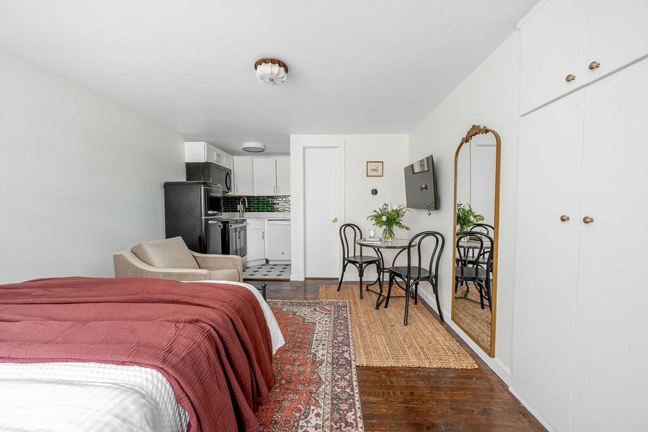 179 W Wilson St #1468340P - Photo 2 of 12