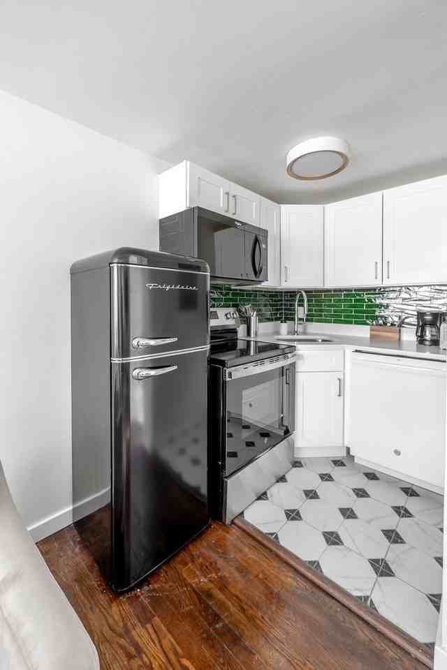 179 W Wilson St #1468340P - Photo 3 of 12