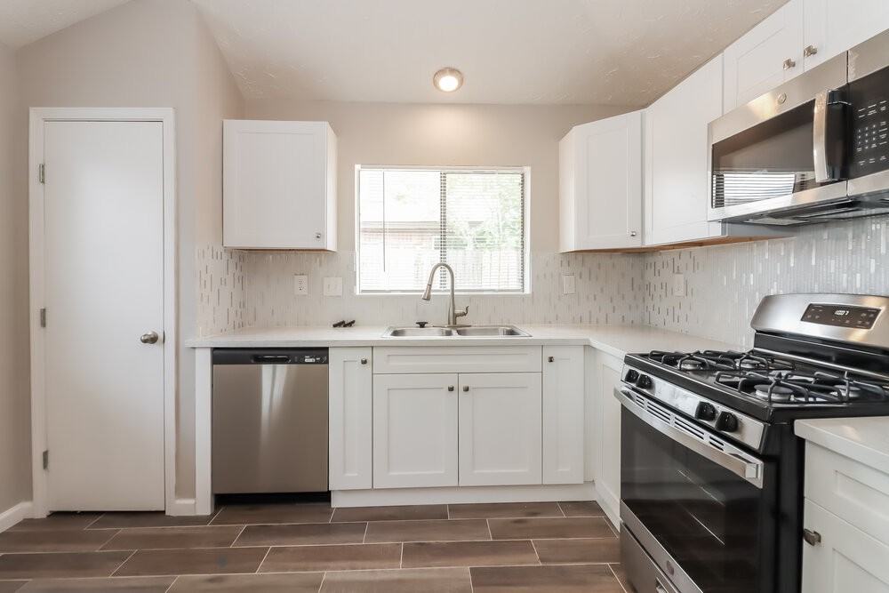 20810 Union Park Dr - Photo 7 of 16