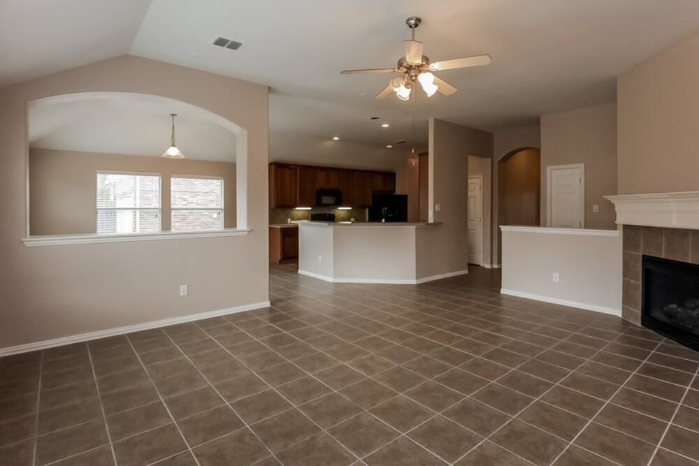 1141 Lakeside Dr - Photo 2 of 14