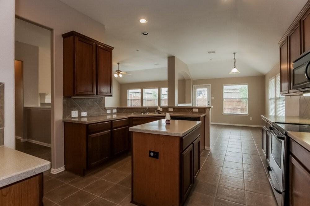 1141 Lakeside Dr - Photo 3 of 14