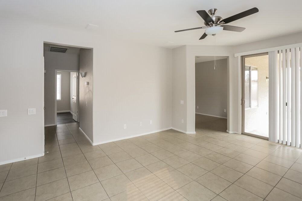 11722 W Lincoln St - Photo 4 of 16