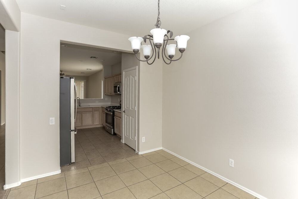 11722 W Lincoln St - Photo 6 of 16