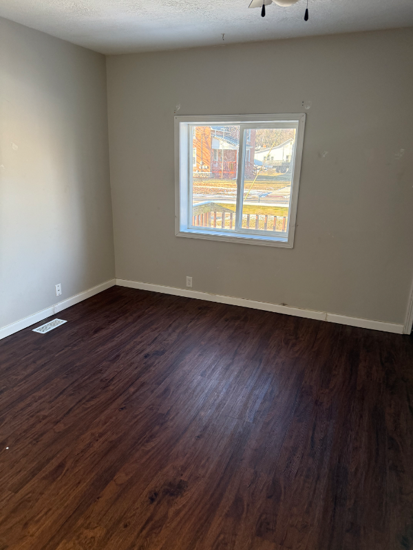 327 W Shaw St - Photo 3 of 5