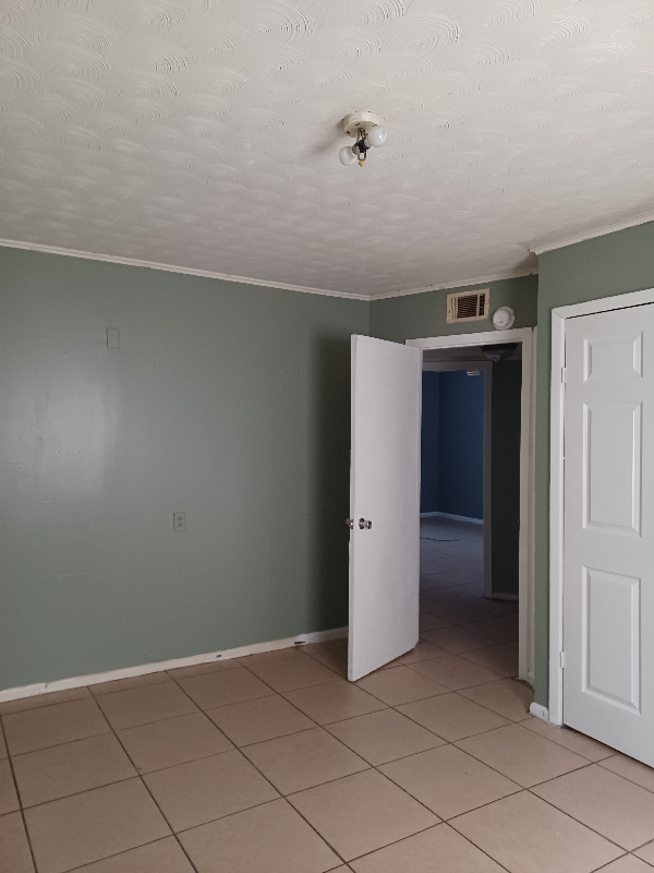 2401 S Linden St #3 - Photo 4 of 8