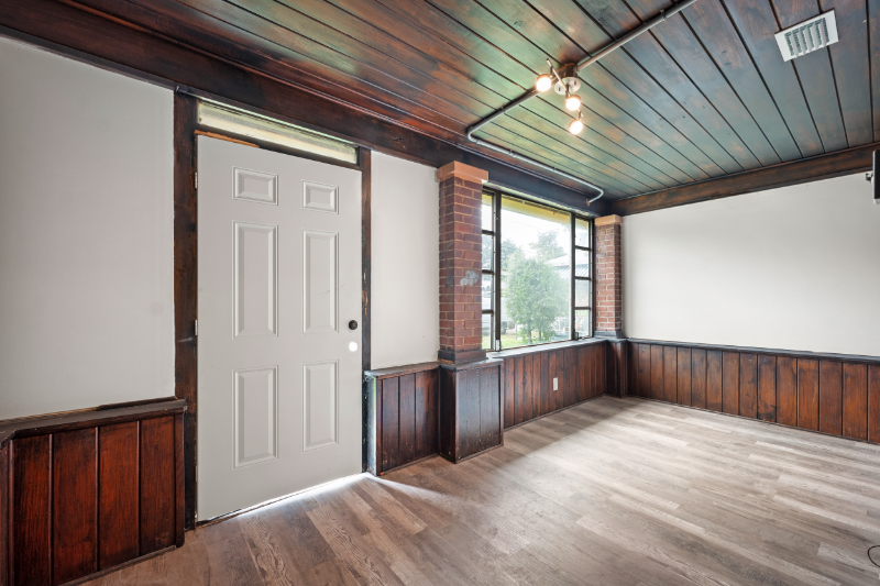 1025 W 25th St - Photo 4 of 19