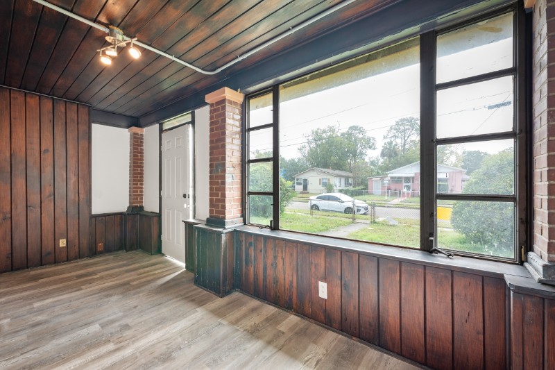 1025 W 25th St - Photo 6 of 19