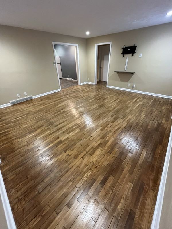 411 Elizabeth St - Photo 6 of 24