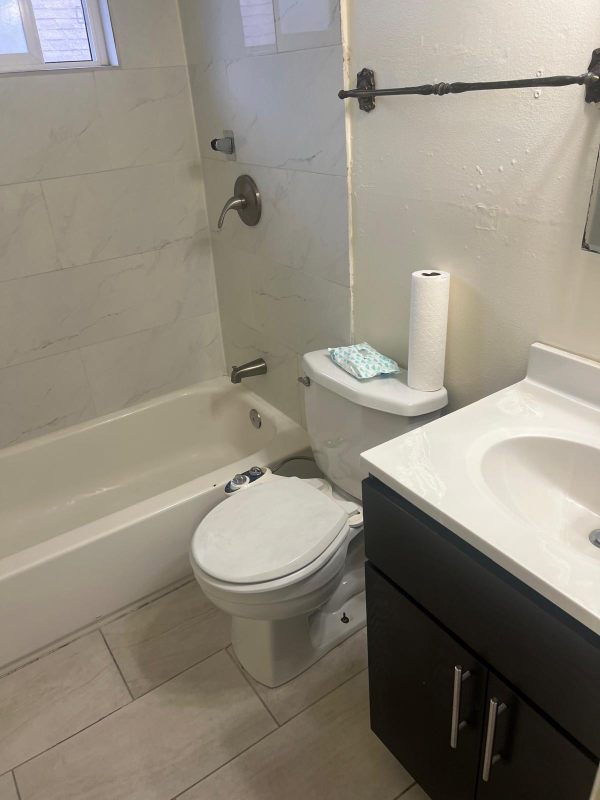 1049 47th St - Photo 2 of 8