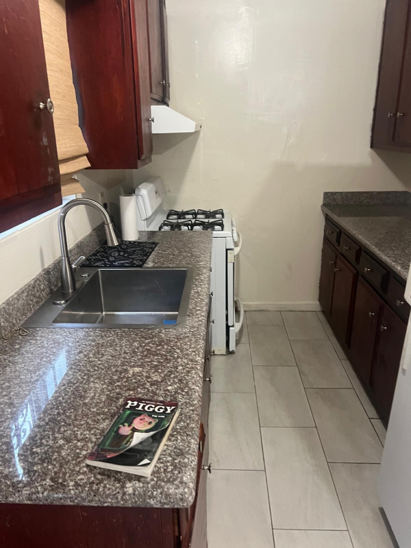 1049 47th St - Photo 5 of 8