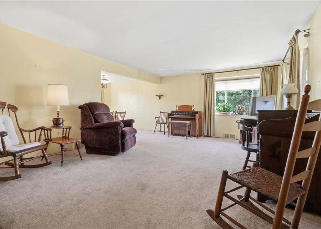 1323 Royal Oak Rd - Photo 3 of 20