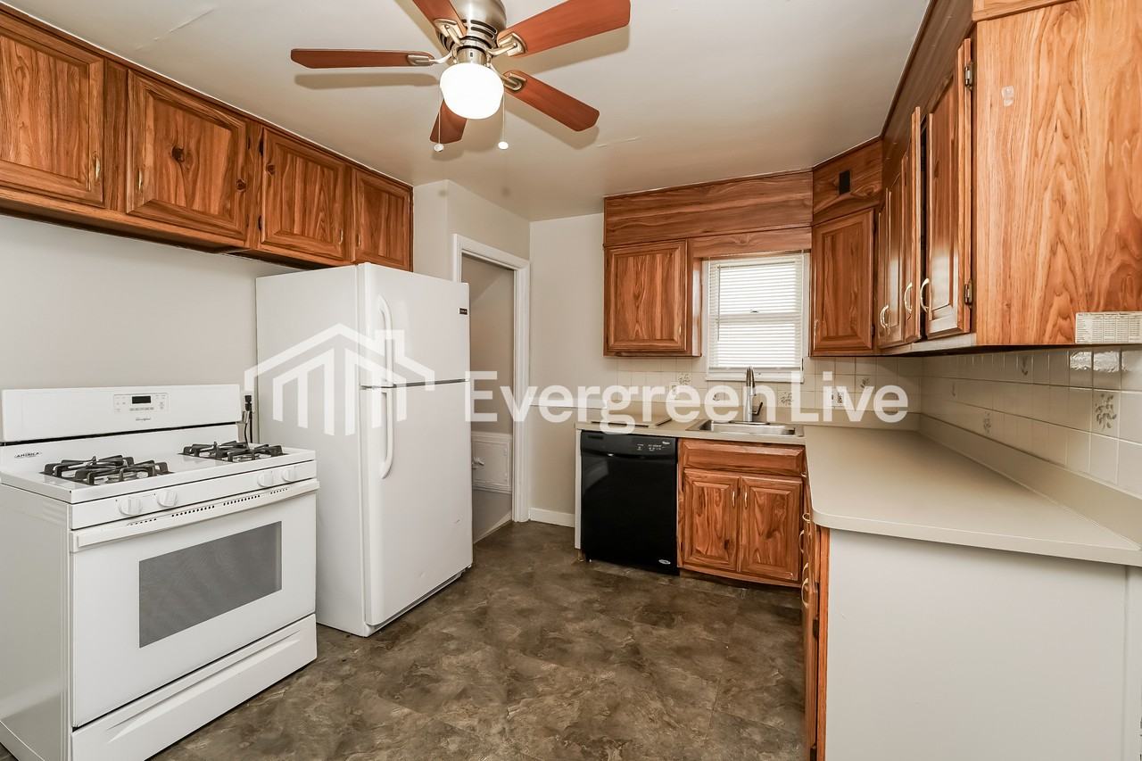 14813 Reddington Ave - Photo 5 of 15