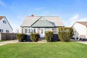 featured image of 15810 Harrison Dr