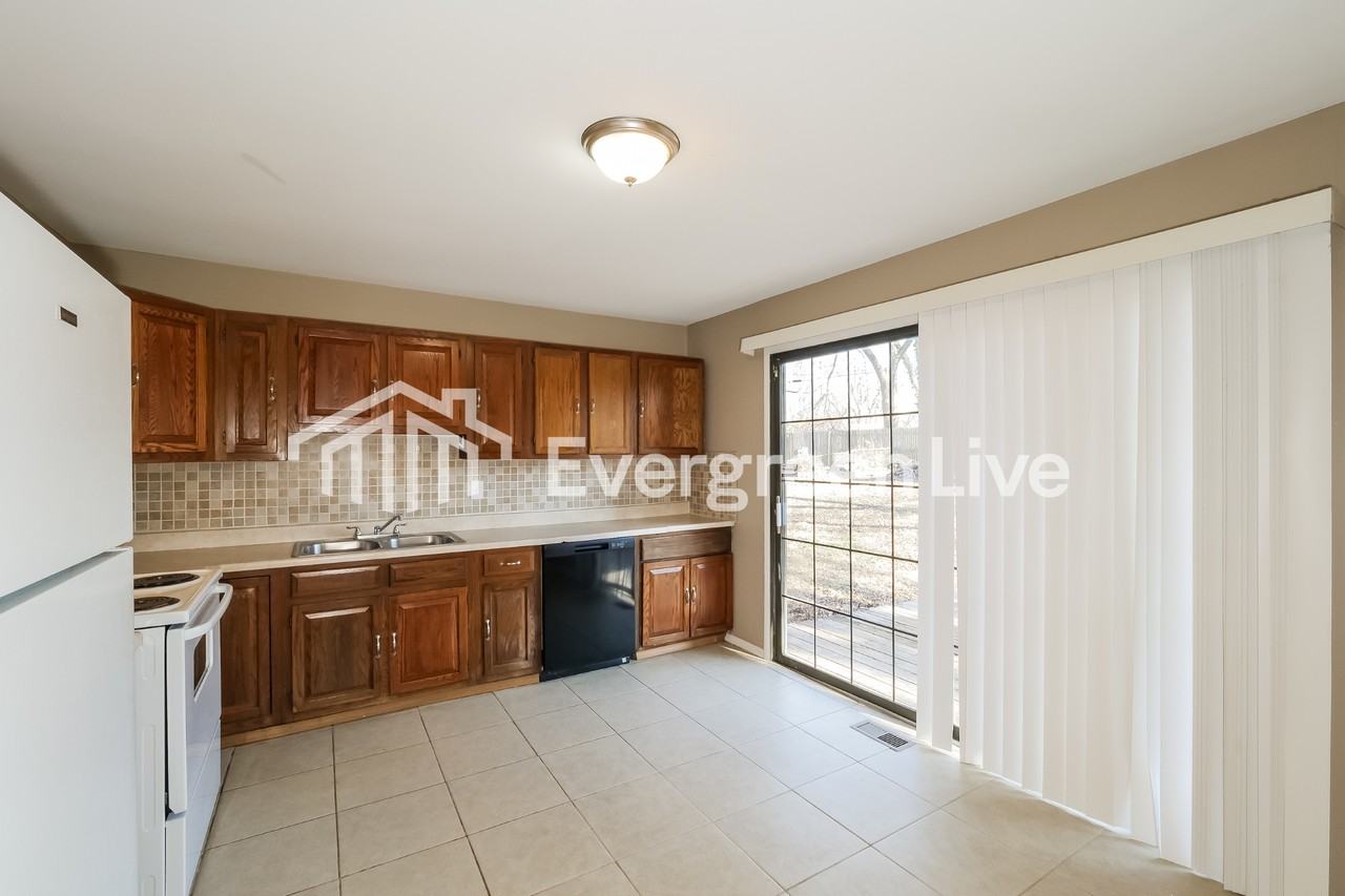 8707 E 92nd St - Photo 5 of 15