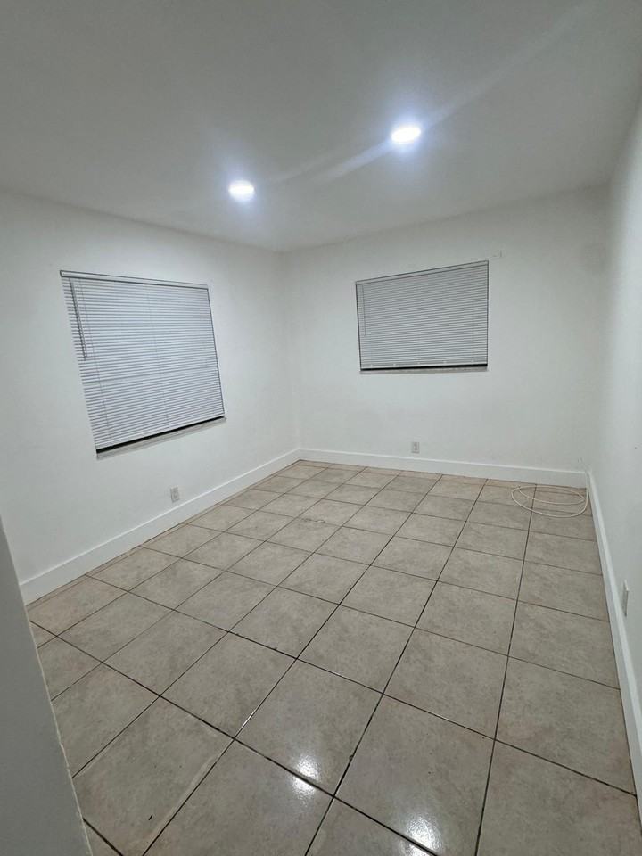 221 Northeast 40th Street #1 - Photo 3 of 5