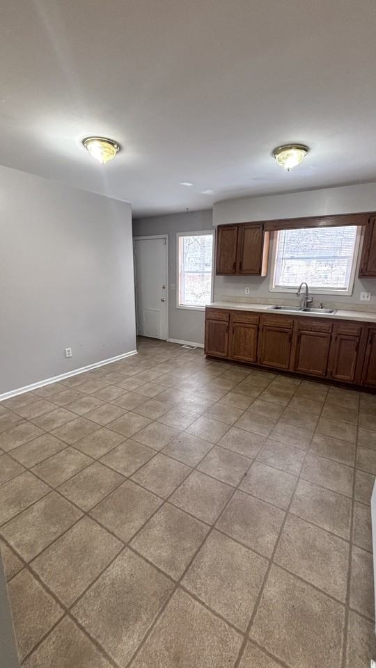 910 Vincent Court - Photo 5 of 11