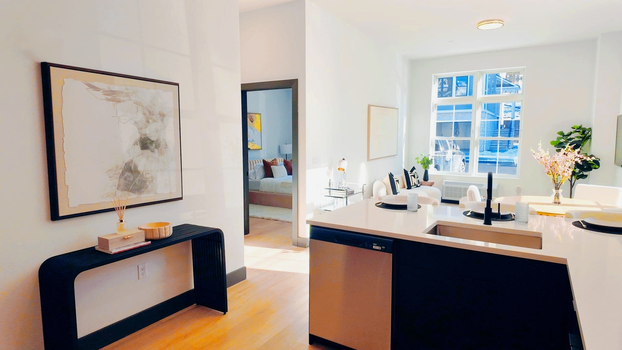 Lexington on Broadway - Photo 3 of 50