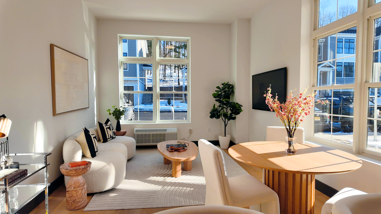 Lexington on Broadway - Photo 5 of 50