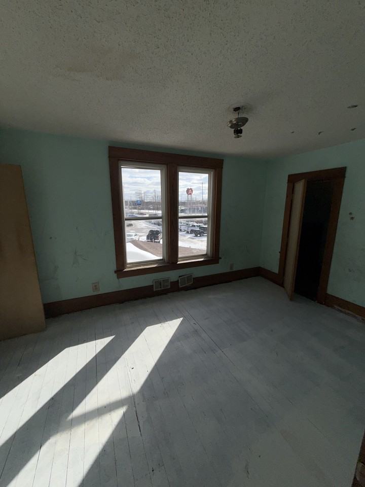 111 E Livingston Dr #NA - Photo 2 of 40