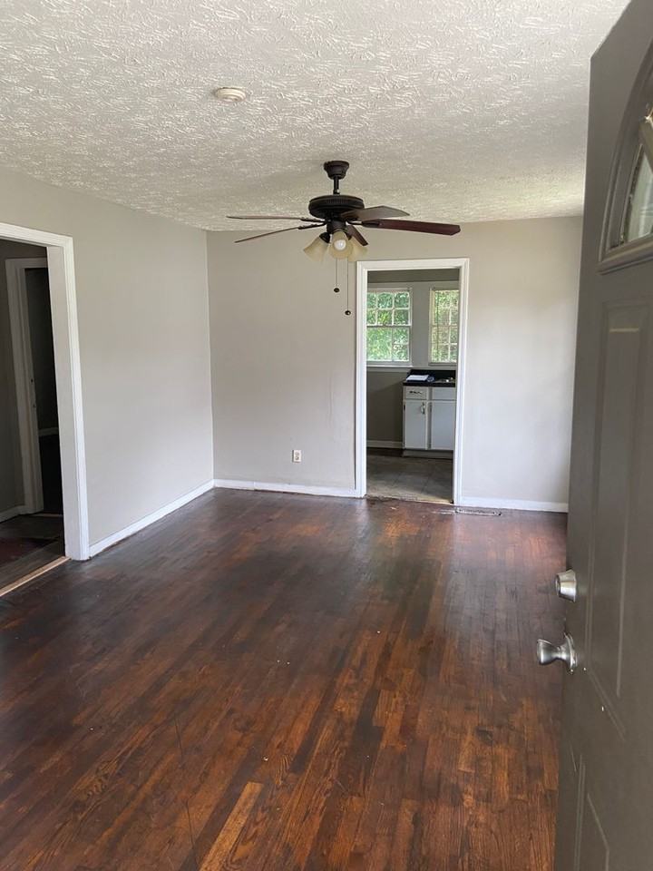 1117 33rd St - Photo 2 of 6