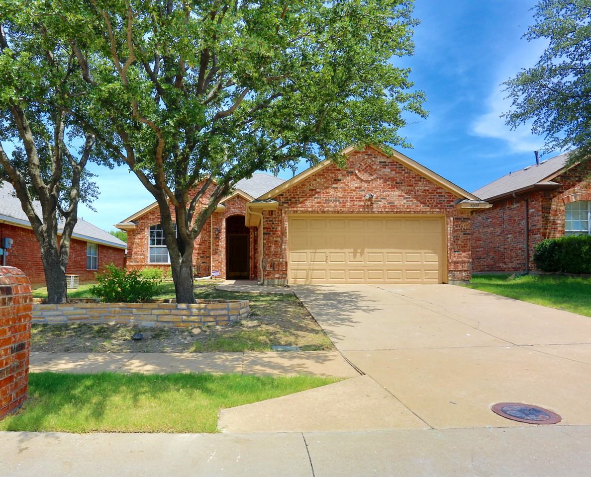 9208 Chesapeake Ln - Photo 2 of 27