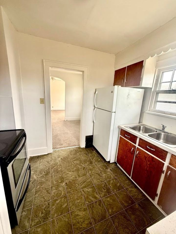 1033 Welton Ave - Photo 5 of 10