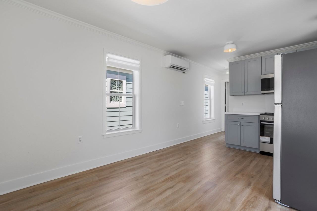 Charming 1 & 2 Bedroom Cottages for Rent on Delmas Ave – Pascagoula, MS - Photo 2 of 35