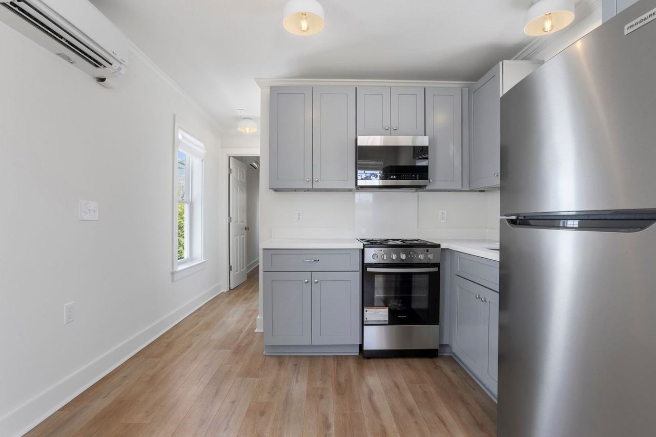 Charming 1 & 2 Bedroom Cottages for Rent on Delmas Ave – Pascagoula, MS - Photo 4 of 35