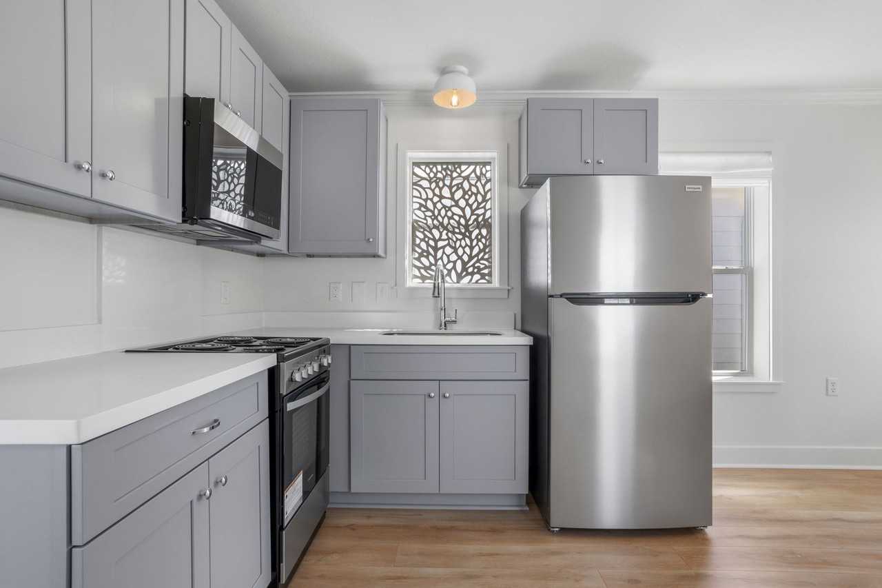 Charming 1 & 2 Bedroom Cottages for Rent on Delmas Ave – Pascagoula, MS - Photo 5 of 35