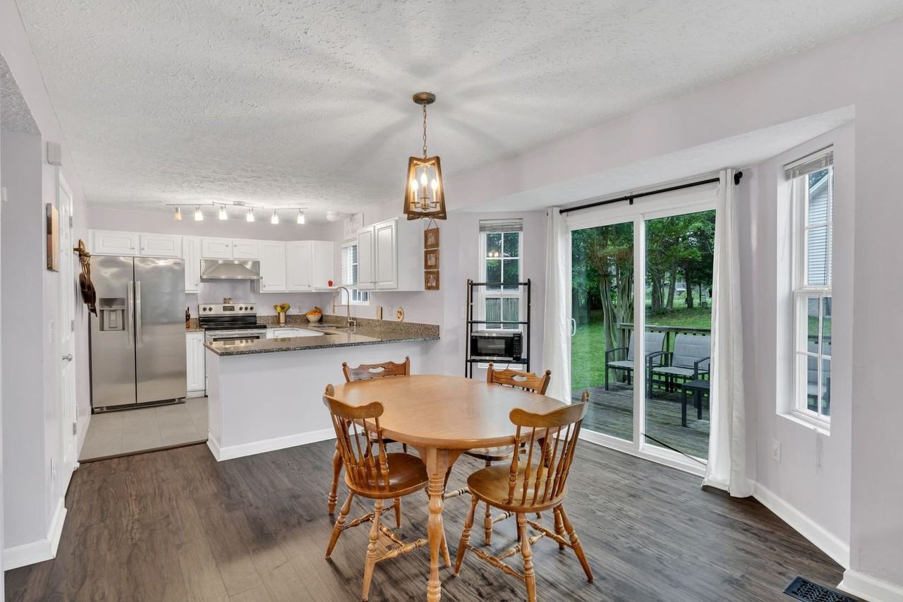 1233 Twin Circle Dr - Photo 2 of 20