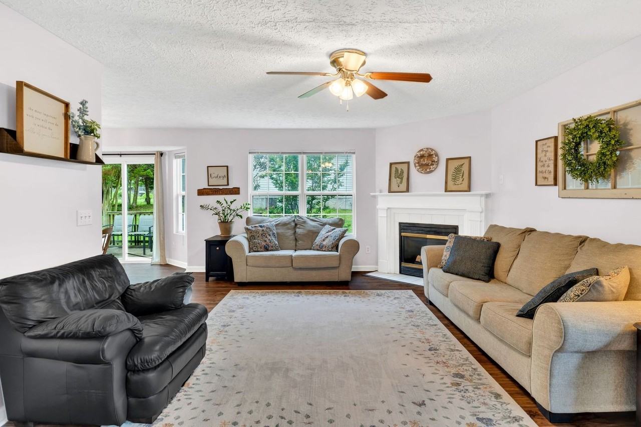 1233 Twin Circle Dr - Photo 3 of 20