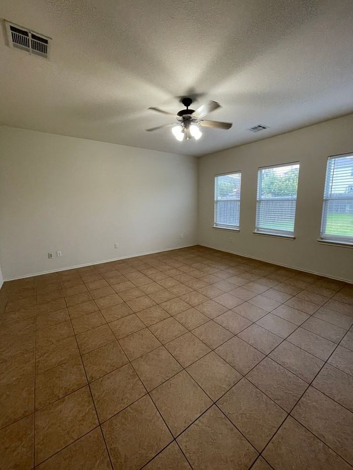 3523 Shiraz Loop - Photo 5 of 11