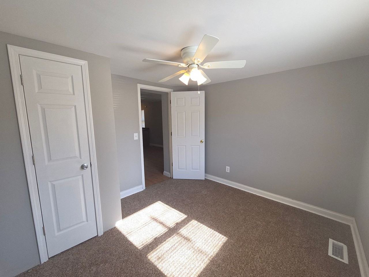 207 Waller Ave - Photo 4 of 10