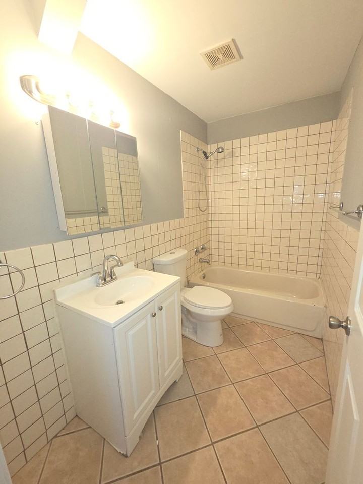 207 Waller Ave - Photo 5 of 10