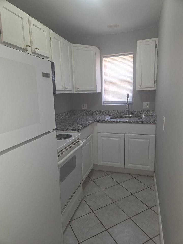 207 Waller Ave - Photo 6 of 10