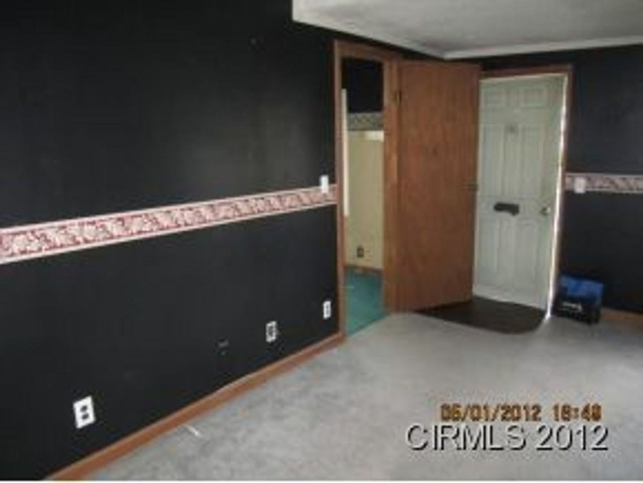 1833 S Market St - Photo 4 of 7