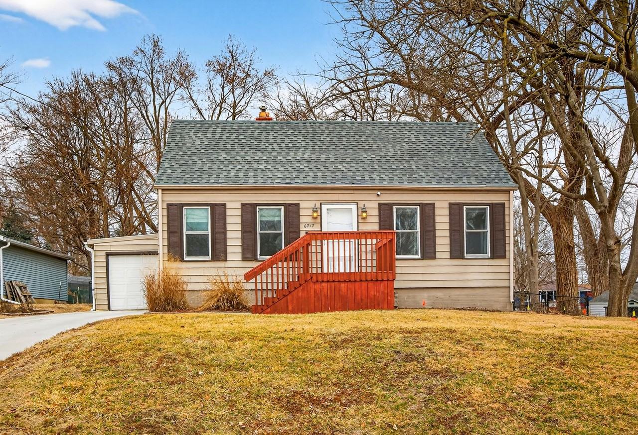 6717 Roseland Dr - Photo 2 of 37