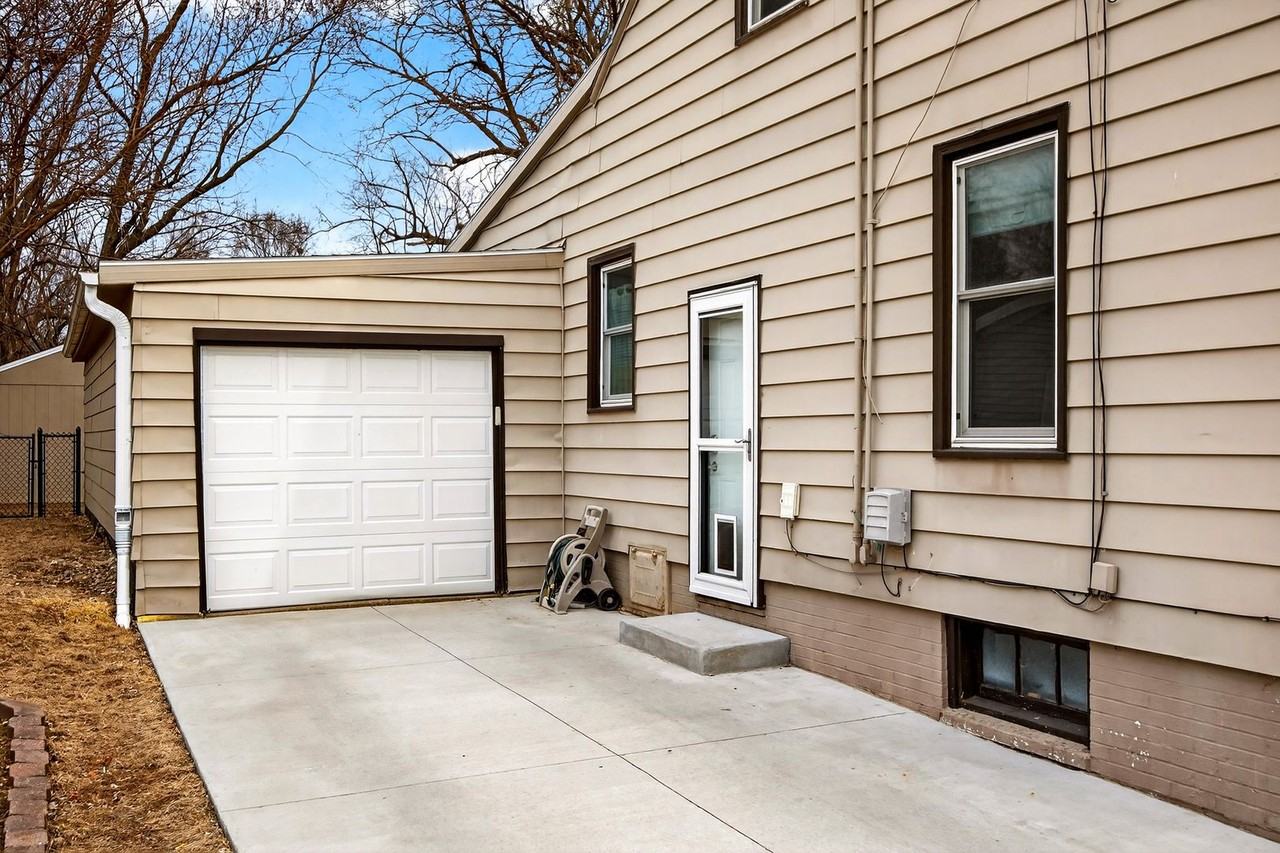 6717 Roseland Dr - Photo 3 of 37