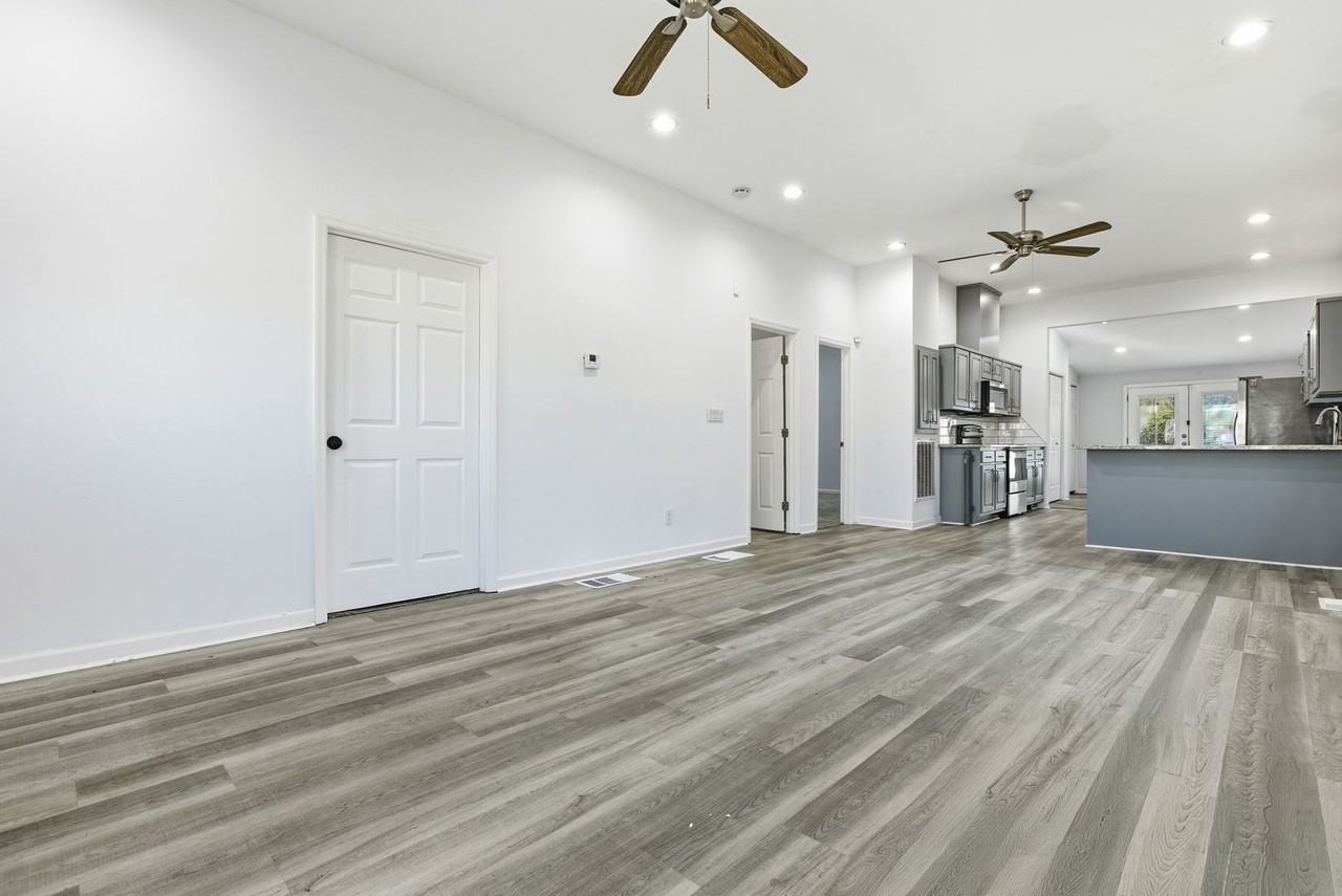 2428 10th St - Photo 4 of 18