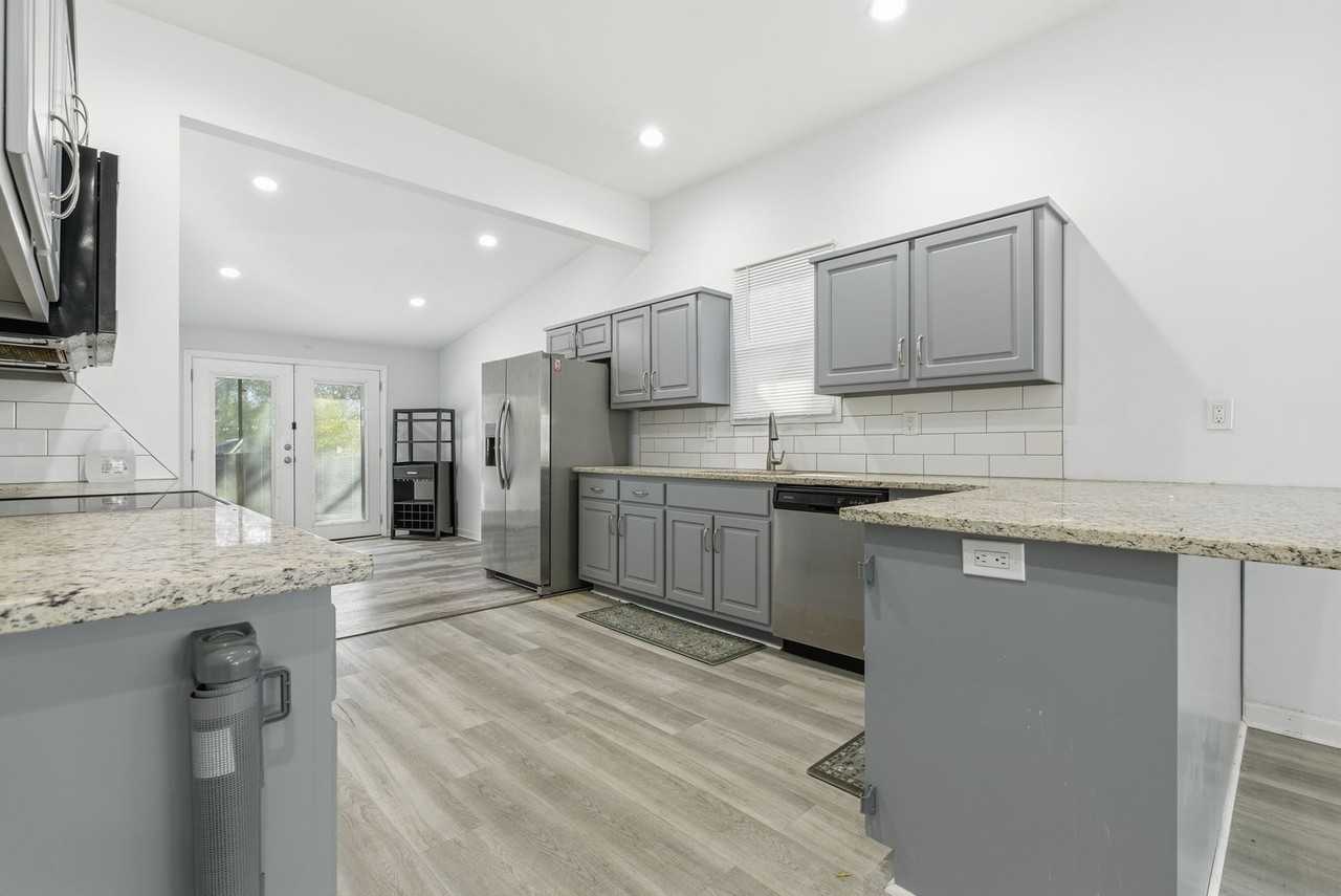 2428 10th St - Photo 6 of 18