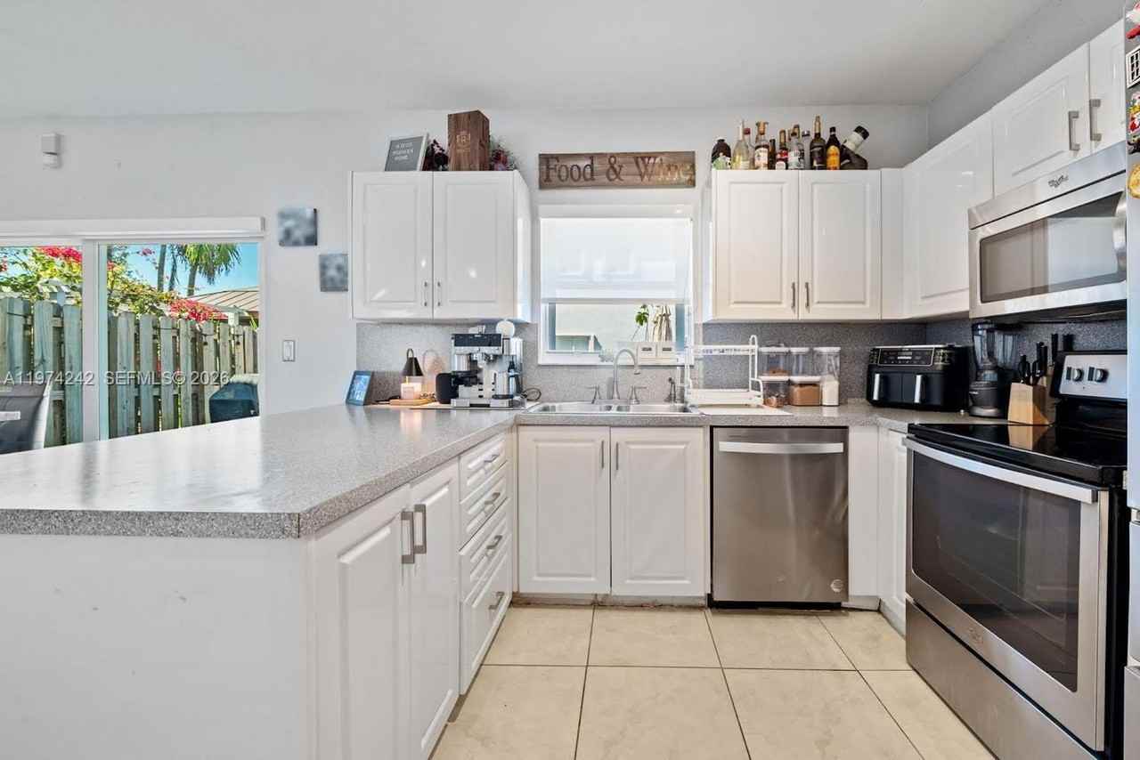 930 Sw 147th Ct - Photo 2 of 18