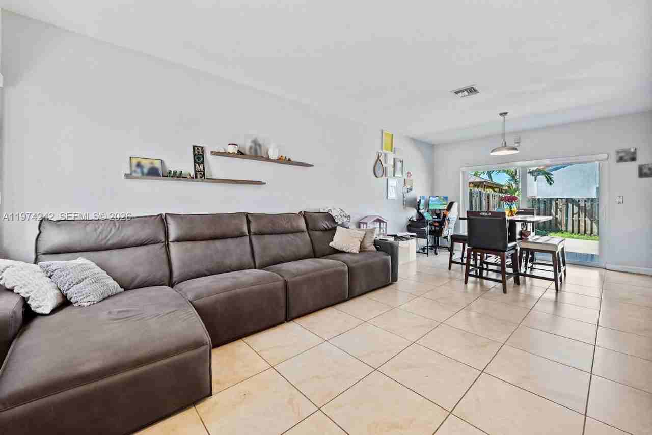 930 Sw 147th Ct - Photo 4 of 18