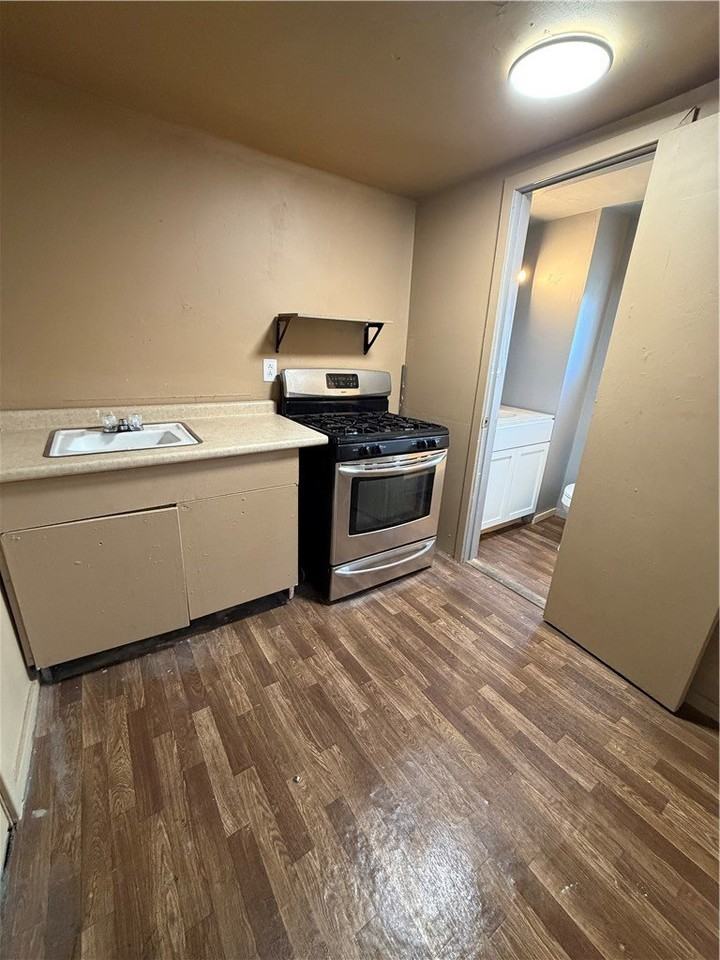 752 S Main St - Photo 2 of 5