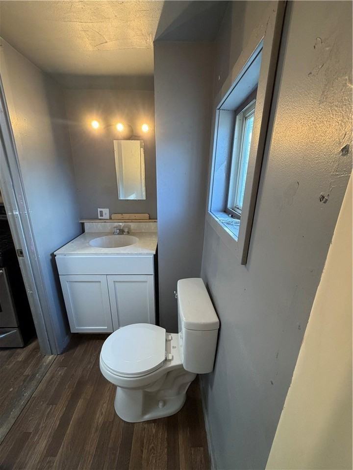 752 S Main St - Photo 4 of 5