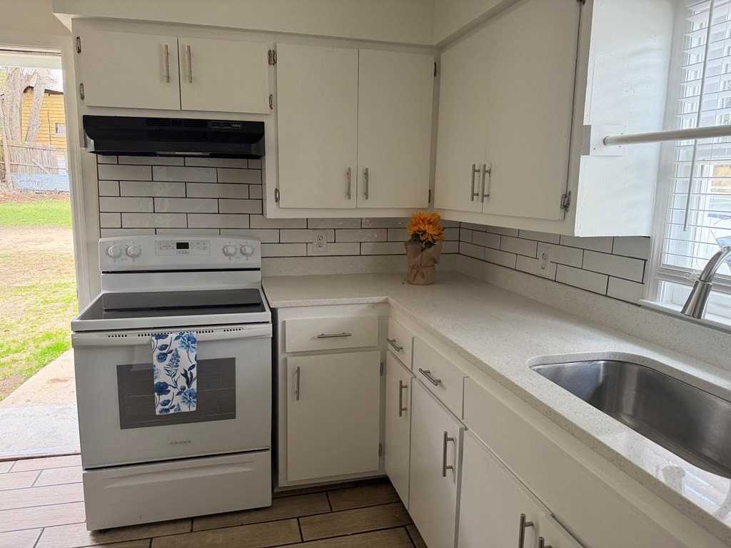 2715 Beech St - Photo 3 of 10